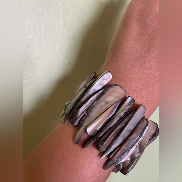 Elegant Elegant Iridescent Gray Mother of Pearl Bracelet - Picture 5 of 5